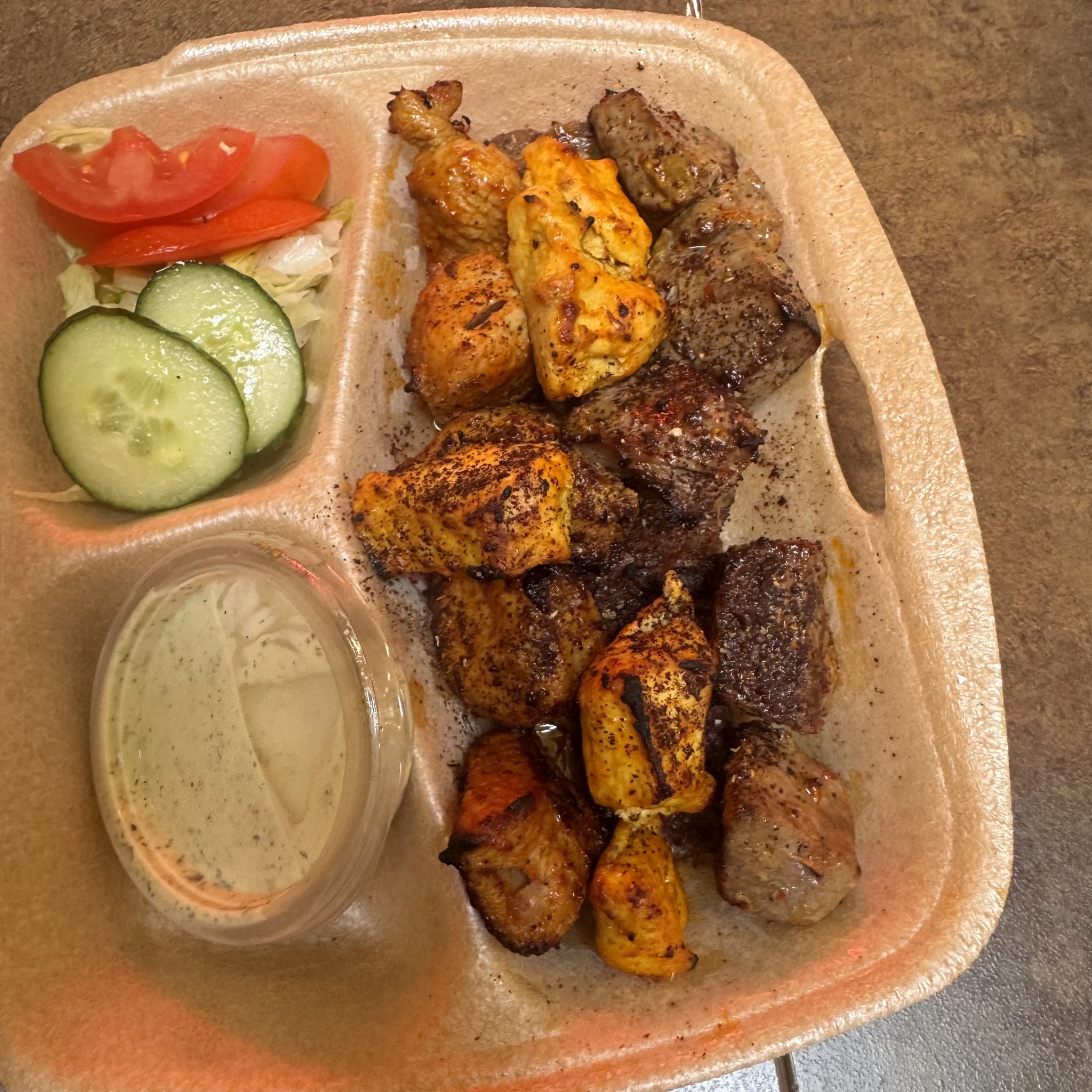 Gemengde grill met salade en saus